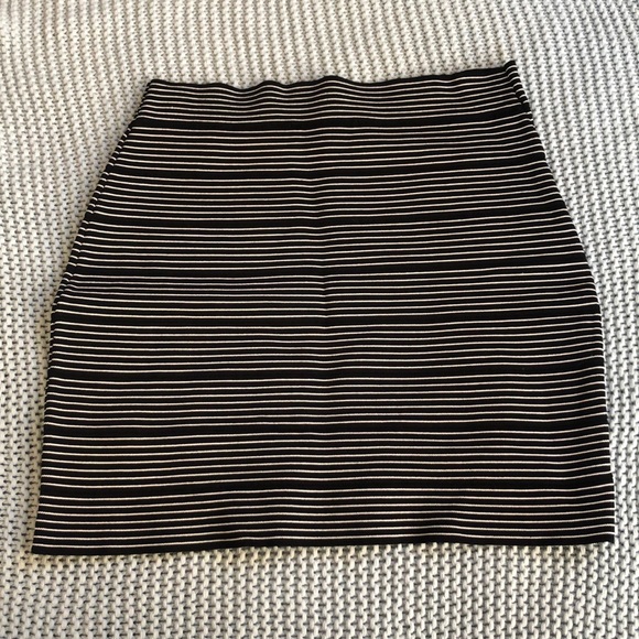 Like New BCBG Alisa Bodycon Miniskirt - Picture 6 of 8
